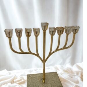 חנוכיה מתכת מהודרת ציפוי רוז גולד קנים קריסטל